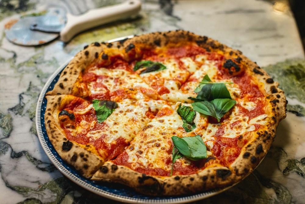 Margherita artigianale con pomodoro, mozzarella e basilico