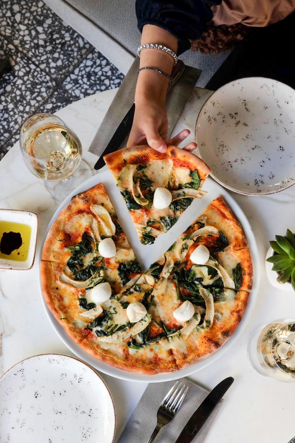 Pizza con ingredienti freschi per un menu su misura