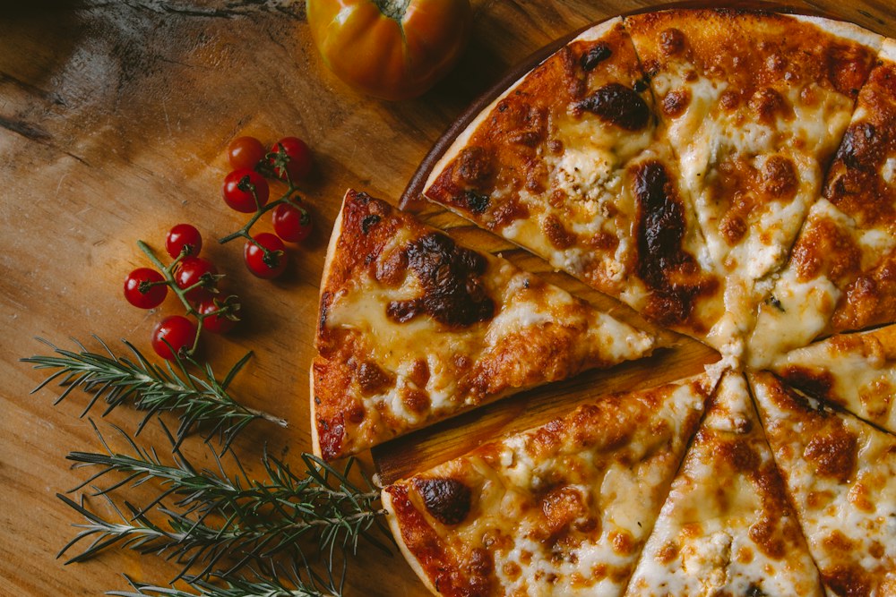 Pizza artigianale appena servita a tavola